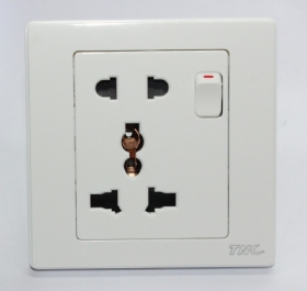 Ổ cắm 2 chấu và 3 chấu đa năng Q5816UAS